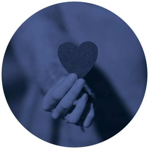 un coeur en papier dans une main