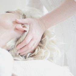femme allongée avec une main posée sur elle