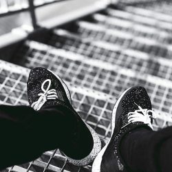 photo de pieds en basket, noir et blanc