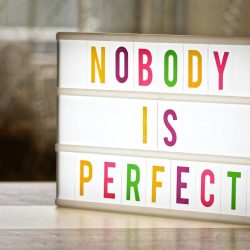 cadre avec écrit : nobody is perfect