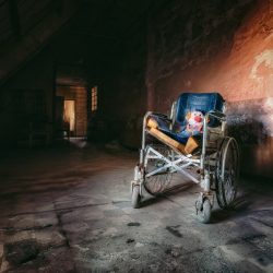 photo d'un entrepôt abandonné avec une chaise roulante